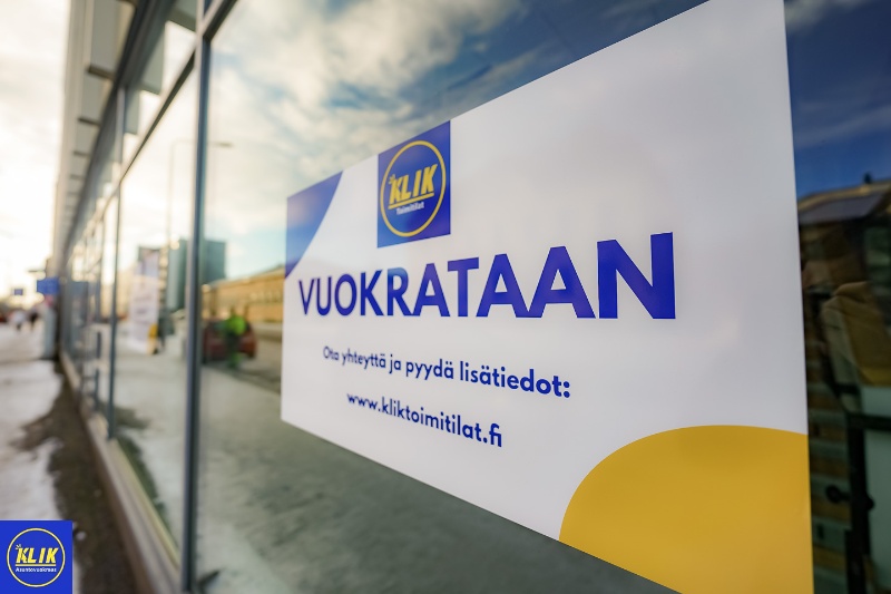 Vuokrataan-mainos toimitilan ikkunassa