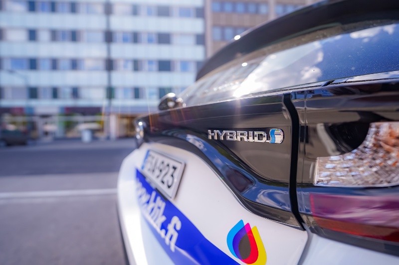Klikin hybridiauto kaupungin kadulla