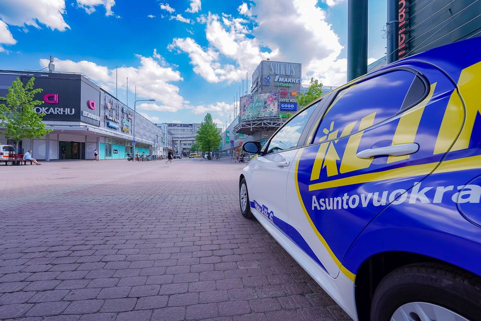 Klik Asuntovuokrauksen teippaama auto