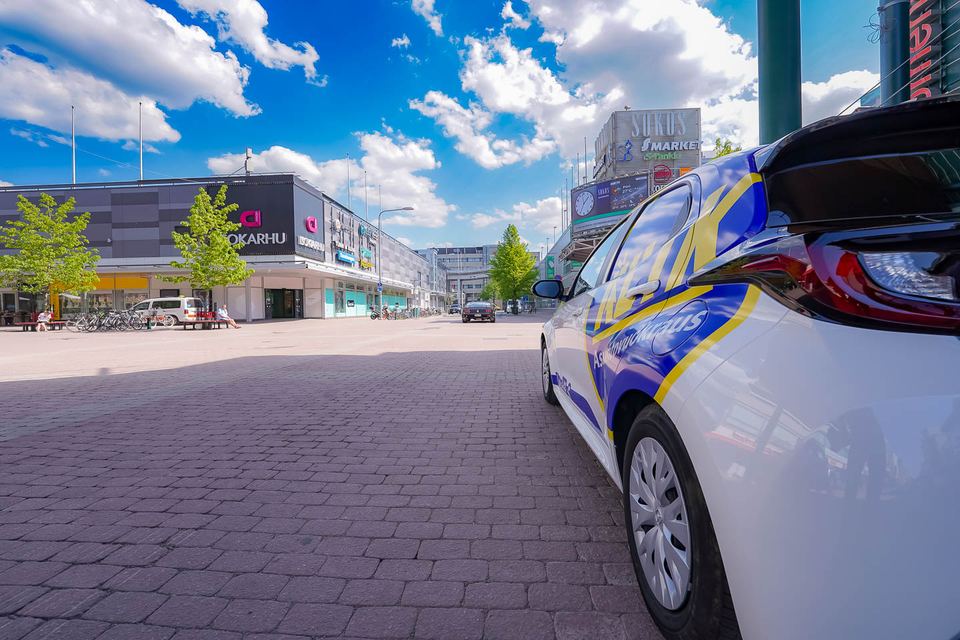 Klik Asuntovuokrauksen auto Porin keskustan kävelykadulla