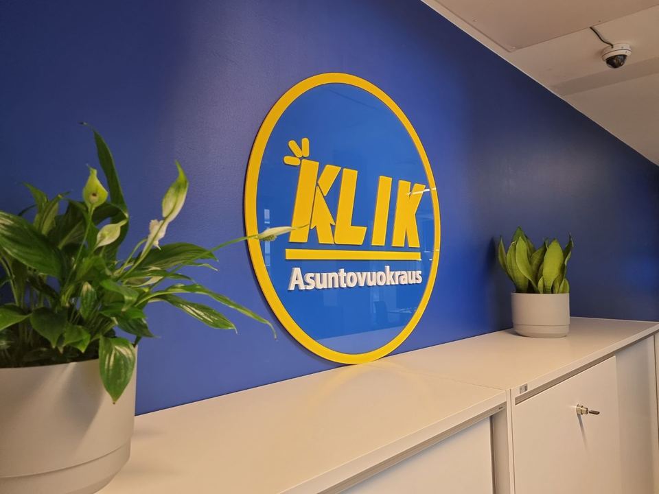 Klik Asuntovuokrauksen logo toimiston seinällä