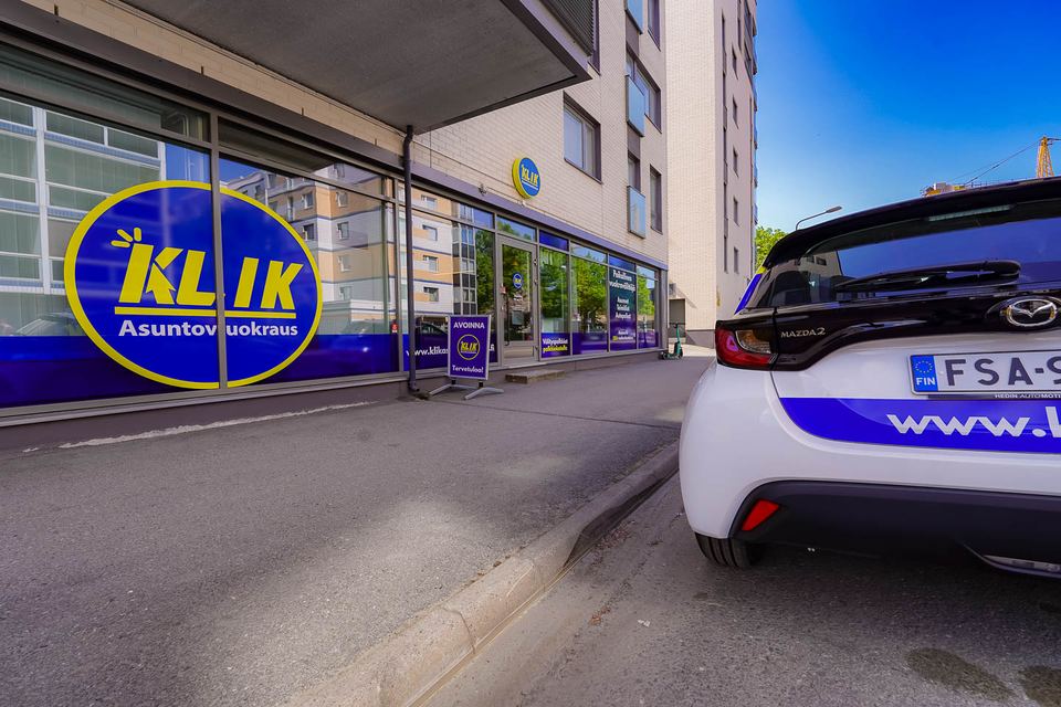 Klik Asuntovuokrauksen toimisto Porissa ja Klikin auto toimiston edessä