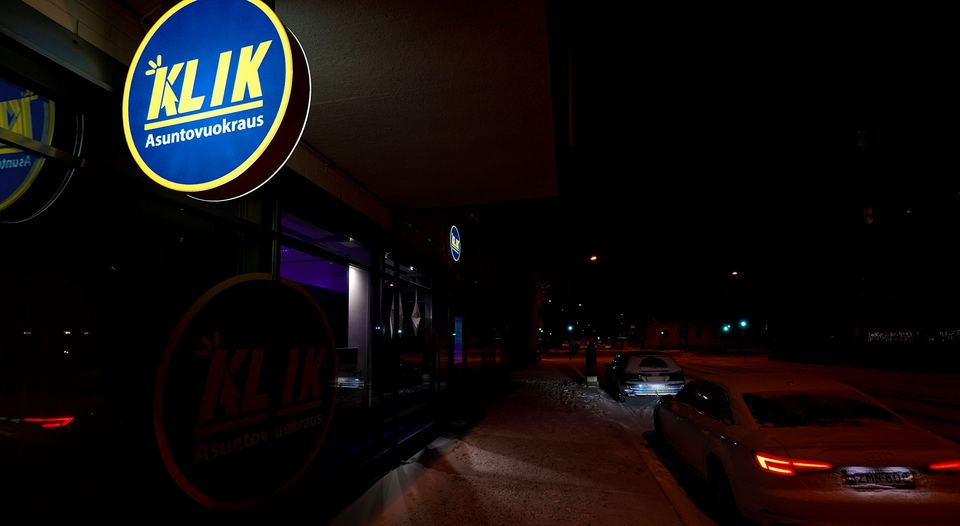 Klik Asuntovuokrauksen valomainos toimiston ikkunassa illalla